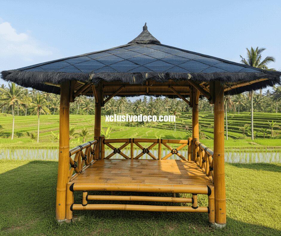 gazebo en bambou traditionnel de Bali entouré de rizières