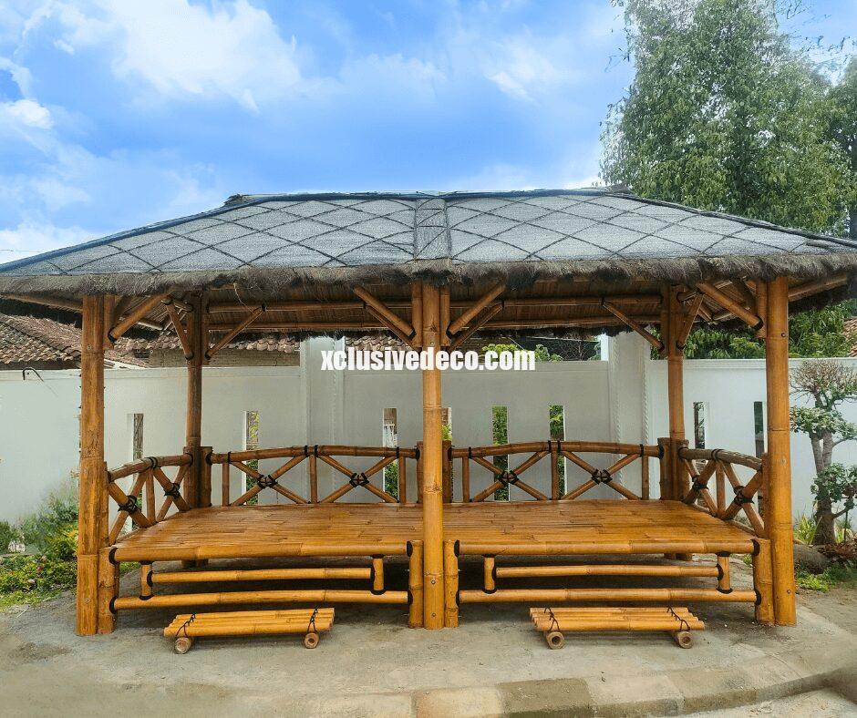 gazebo XL en bambou dans un jardin exotique
