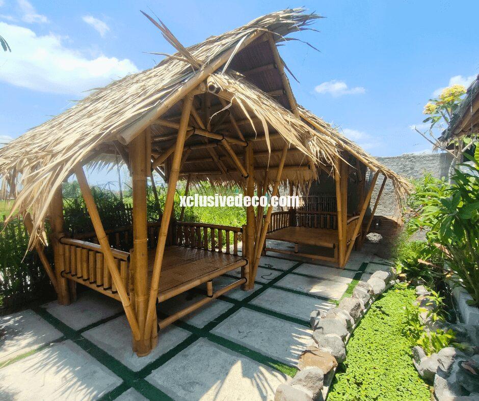 Gazebo balinais en bambou dans jardin tropical forme originale